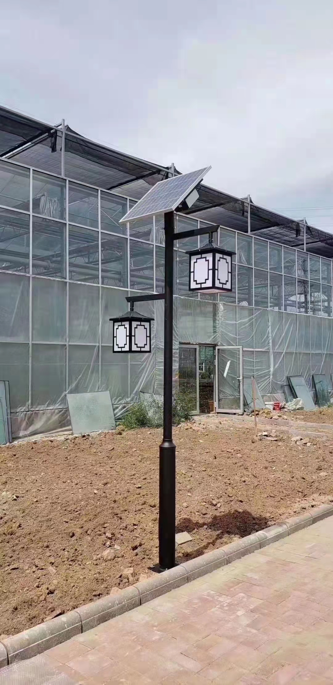 银川市智慧大棚项目安装太阳能景观灯项目